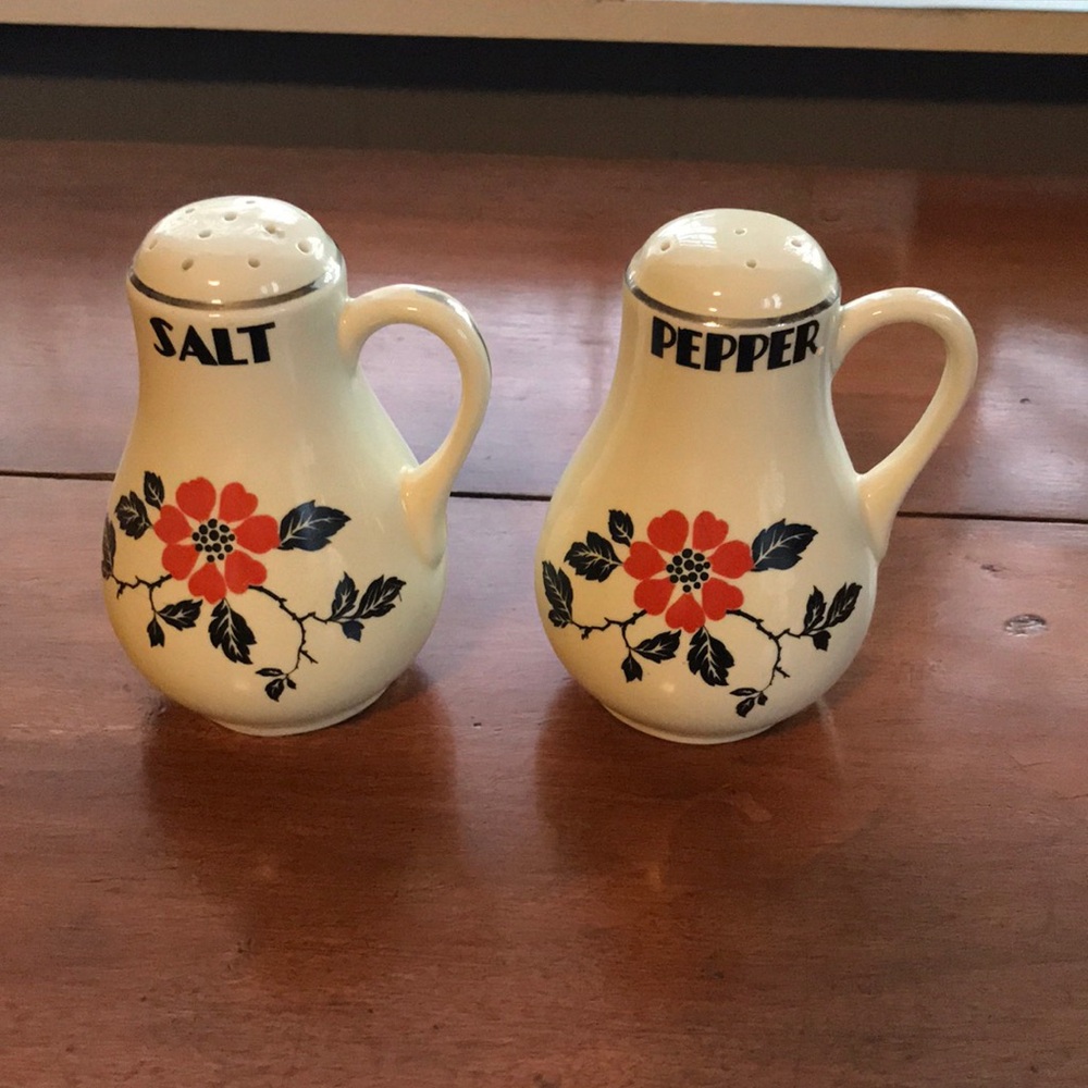 Vintage Hall’s Red Poppy teardrop salt and pepper shakers
